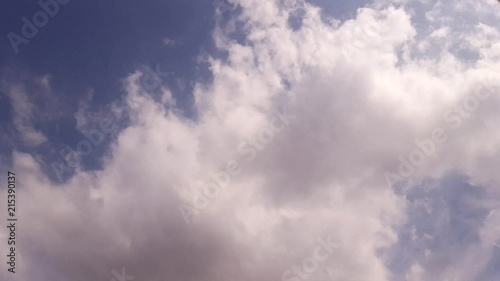 Zomerse dag wolken vliegen over je heen photo