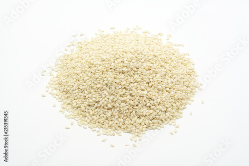Sésamo blanco crudo sobre fondo blanco