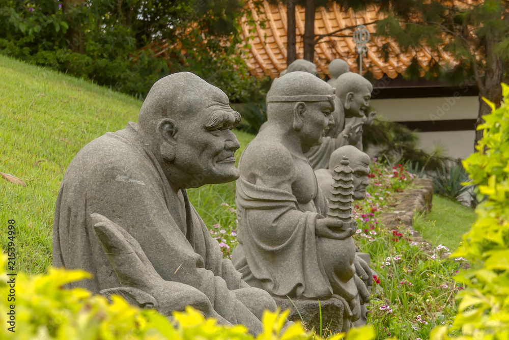 Estátuas no Templo Zu Lai