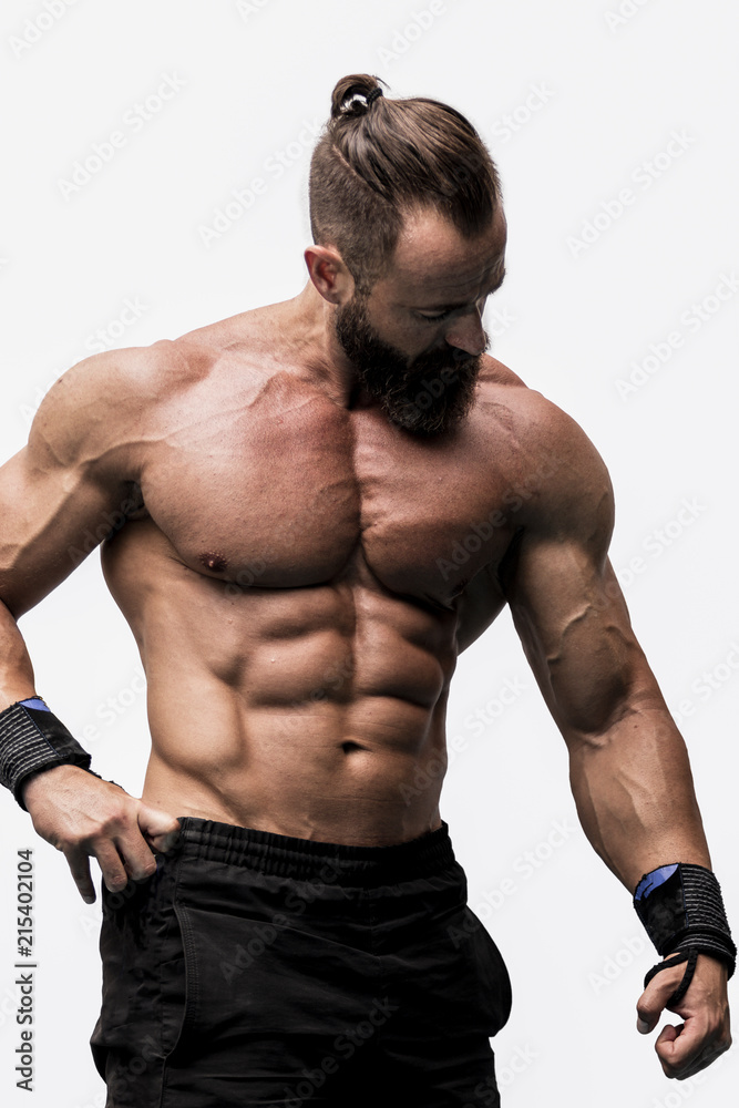 Hombre  con grandes músculos posando aislado sobre fondo blanco