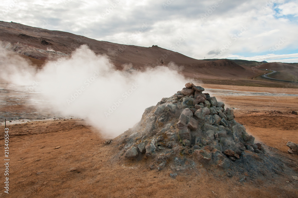 Fumarolas de enxofre fumegante em Hverir, no sistema vulcânico de Krafla, na Islândia