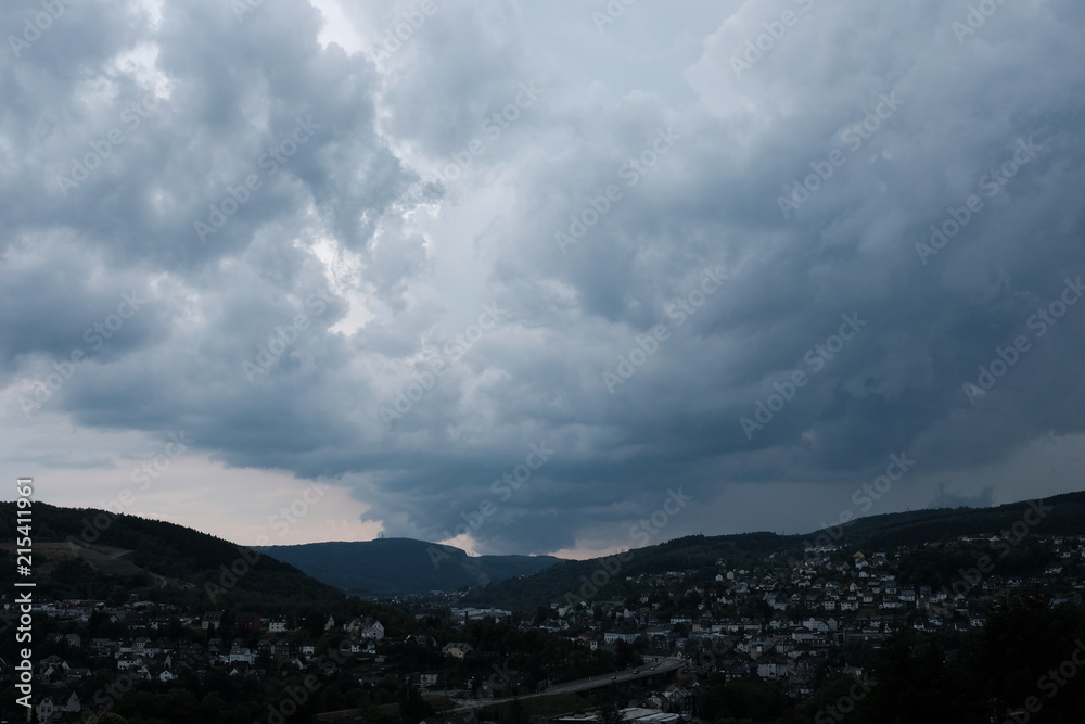 Obraz premium Siegen-Niederschelden unter Wolken Himmel