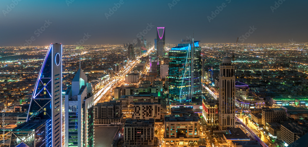Fototapeta premium Saudi Arabia Riyadh landscape at night - Riyadh Tower Kingdom Centre - Kingdom Tower – Riyadh Skyline - Burj Al-Mamlaka – AlMamlakah – Riyadh at night