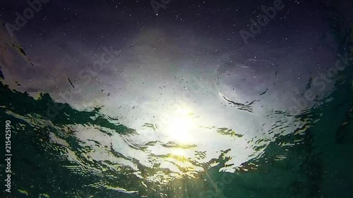 riflessi di luce sott'acqua