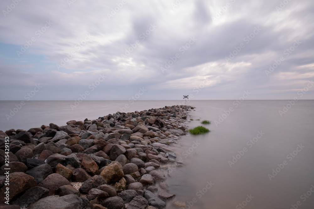 Wellenbrecher in Nordsee