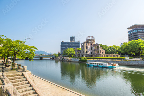 青空の広島平和記念公園 © beeboys
