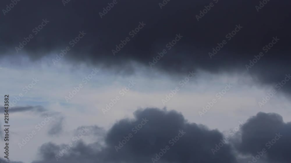 Time Lapse de nubes grises penetrando y cubriendo el cielo y amenaza de tormenta