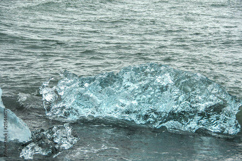 Pormenor de pedaços de icebergs no lago Jokulsarlon, na Islândia