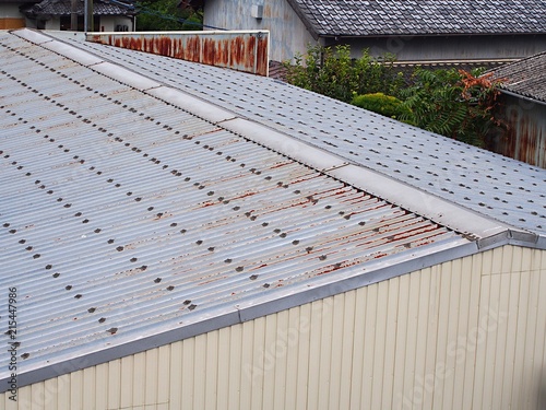 腐食し始めた工場の金属屋根