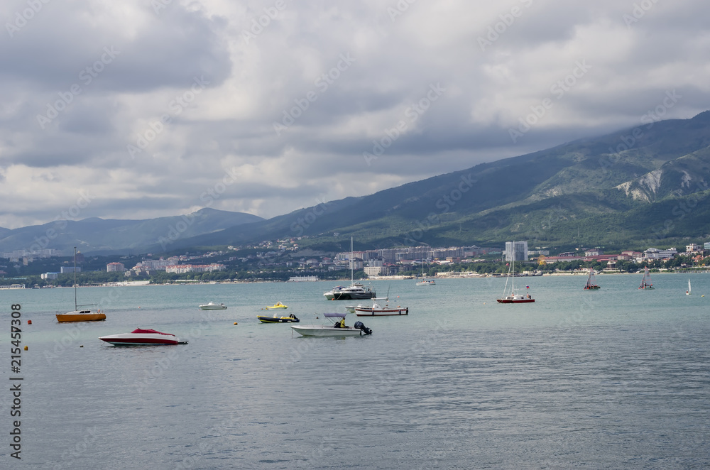 Obraz premium Pleasure boats in the sea in the background of mountains.