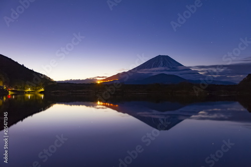 夜明けの富士山、山梨県富士河口湖町精進湖にて © photop5