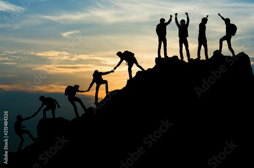 Foto Group of people on peak mountain climbing helping team work , travel trekking su