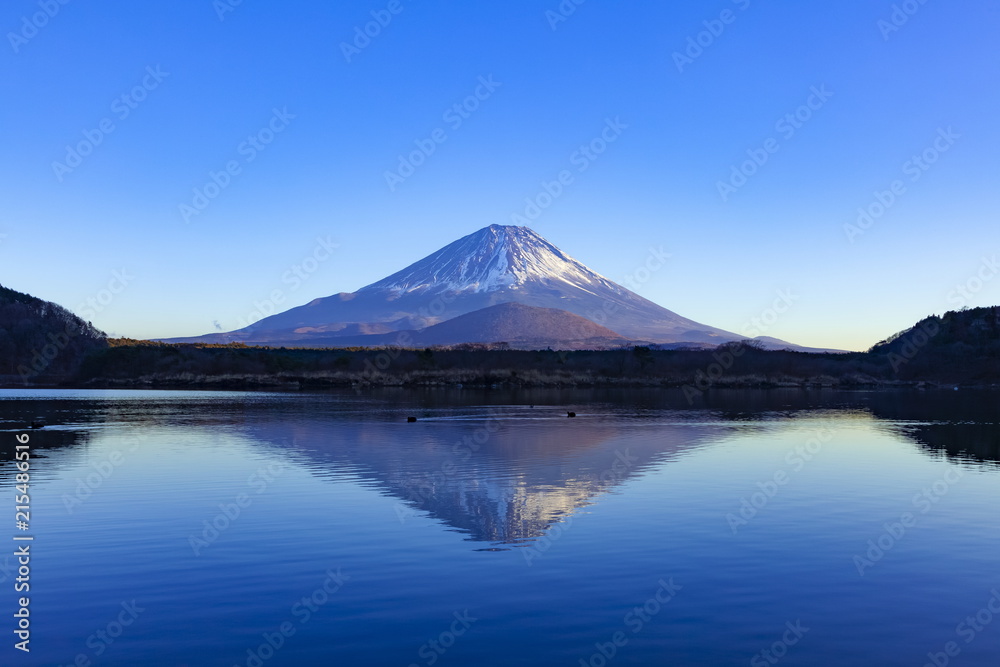 夕日を浴びた富士山、山梨県富士河口湖町精進湖にて
