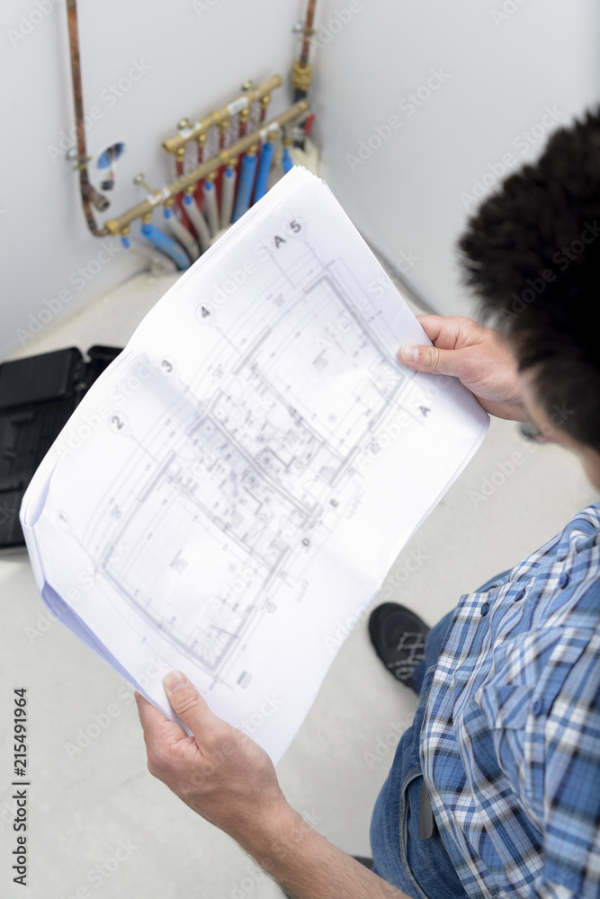 Naklejka premium man reading blueprint