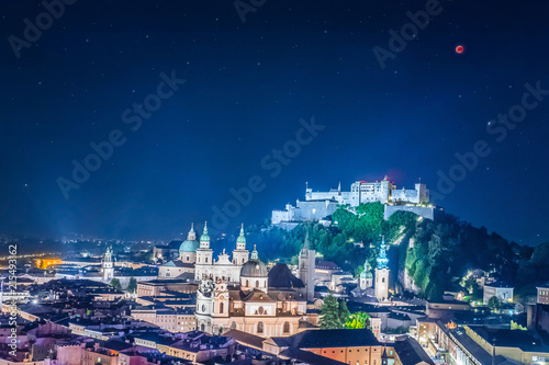 Mondfinsternis über der Altstadt von Salzburg, blaue Stunde