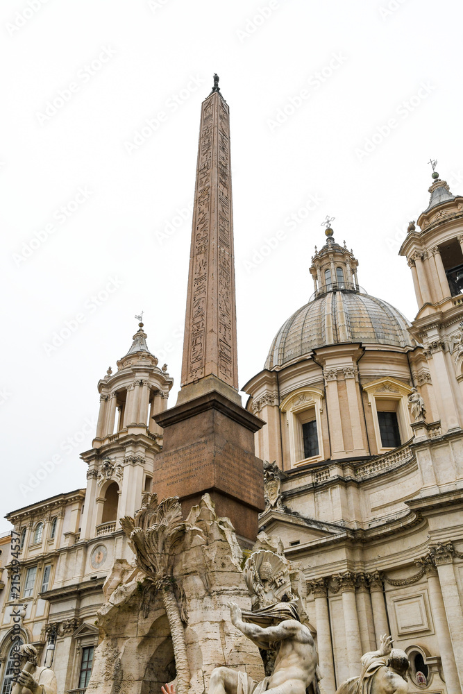 ナボーナ広場　四大河の噴水（アゴナリス・オベリスク）と教会（ローマ、イタリア）