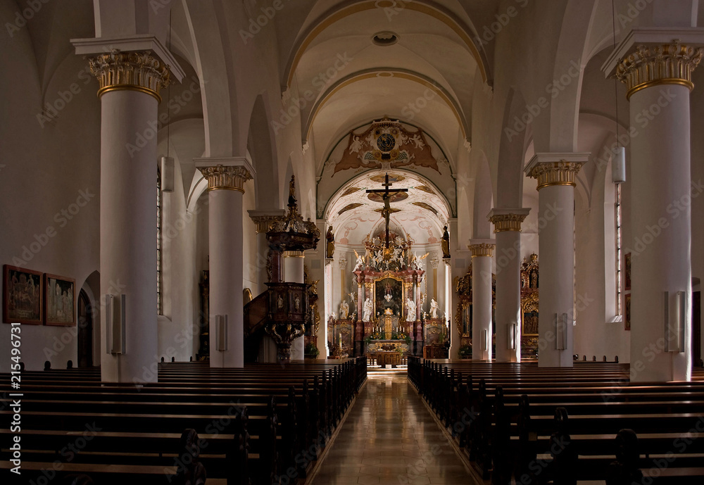 Stilelemente der Gotik, der Renaissance und des Barocks weist die Pfarrkirche St. Dionysius auf
