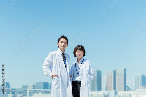 自信に満ちた表情の男女の医者