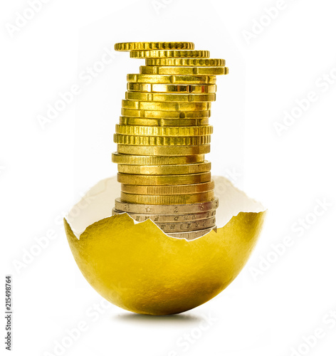 Goldene Eierschale mit Münzen,