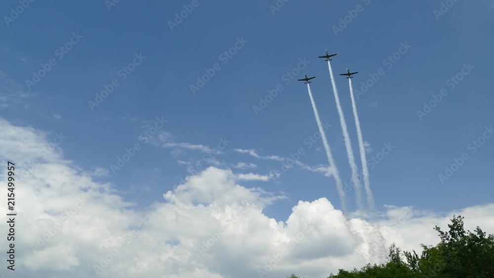 Trzy samoloty śmigłowe podczas akrobacji na air show w Katowicach w 2018 roku.  - obrazy, fototapety, plakaty 