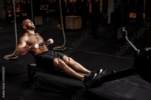 Fotografia a young ambitious sportsman is training with enthusiasm