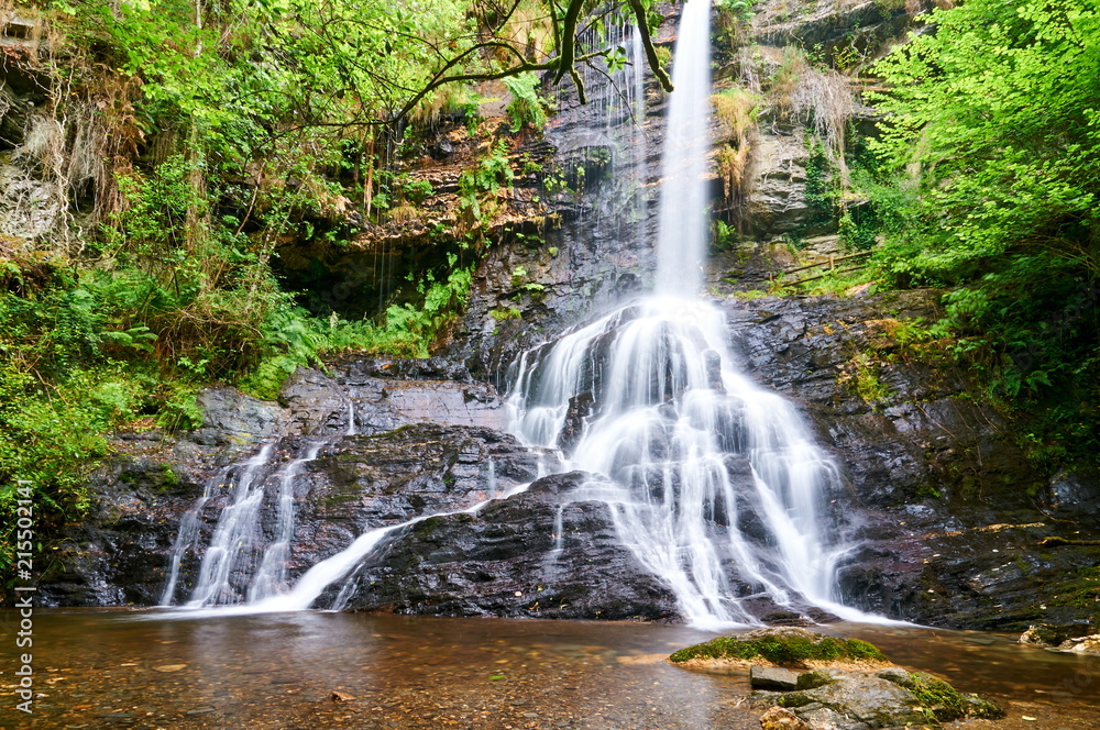 Obraz premium San Estevo do Ermo waterfall