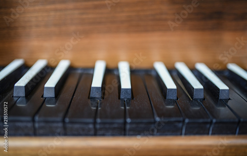 Obraz na plátně Tastiera musicale in legno, con tasti a colori invertiti, realizzata a mano