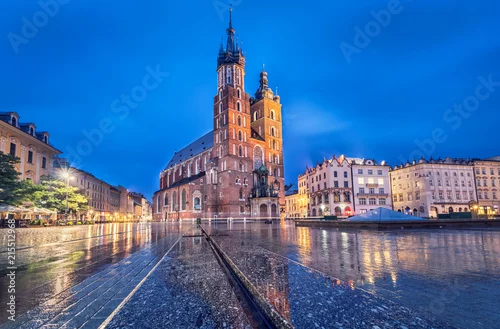 Fototapeta Bazylika Najświętszej Marii Panny o zmierzchu z odbiciem w Krakowie, Polska