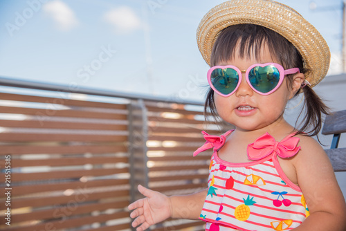 麦わら帽子とサングラスをつけた子供 © shirohige