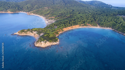 Luftaufnahme mit der Drohne über der Insel Skiathos. Elias und Manadraki Beach
