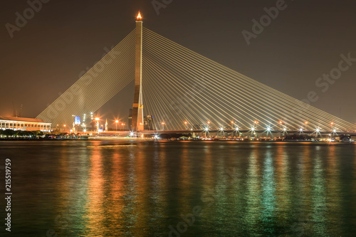 Rama VIII Brücke in Bangkok bei Nacht Thailand