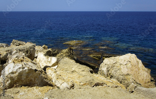 Steinküste und Brandung