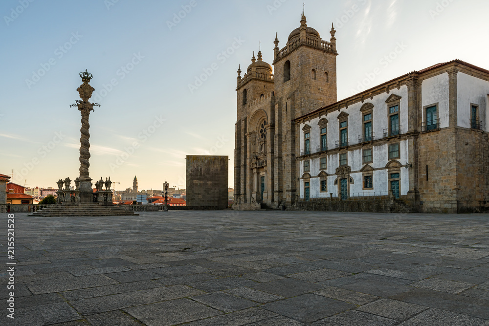 Φωτογραφία view on cathedral Se do Porto with Pillory of Porto from square at sunrise in the city center of Porto