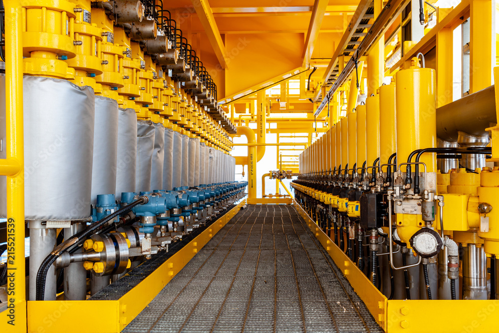 Φωτογραφία Offshore oil and Gas central processing platform and remote platform produced oil, natural gas and liquid condensate for set to onshore refinery from offshore in ocean sea background