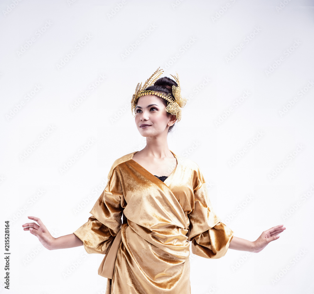 The beauty lady is wearing glod dress ,put butterfly crown on head, posing on white background,The fairy ballet pattern
