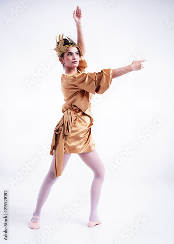 The beauty lady is wearing glod dress ,putbutterfly crown on head,wear ballet shoes,is posing basic ballet dancing pattern.