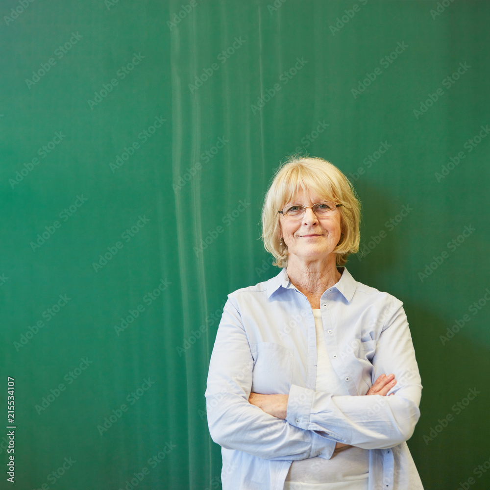 Frau als Seniorin vor Tafel in Universität Frau als Seniorin vor Tafel in Universität