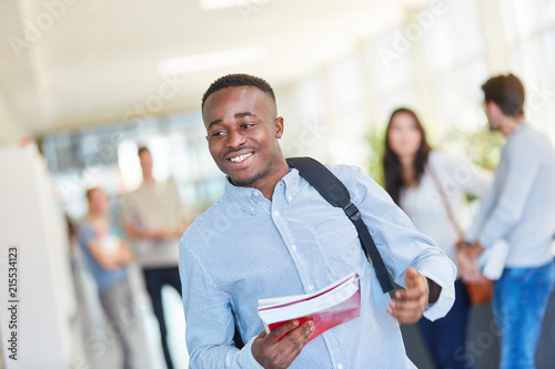 Junger afrikanischer Student an der Uni