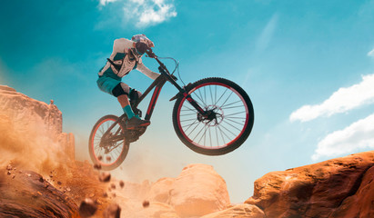 Keuken achterwand Voor hem Mountainbiker tijdens snelle afdaling  © Artur Didyk