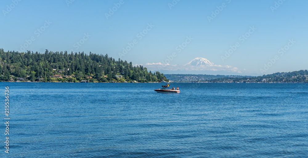 Fototapeta premium Mountain Over Lake Washington 3