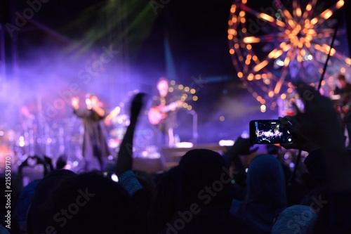 Ecran de smartphone dans la foule pendant un spectacle