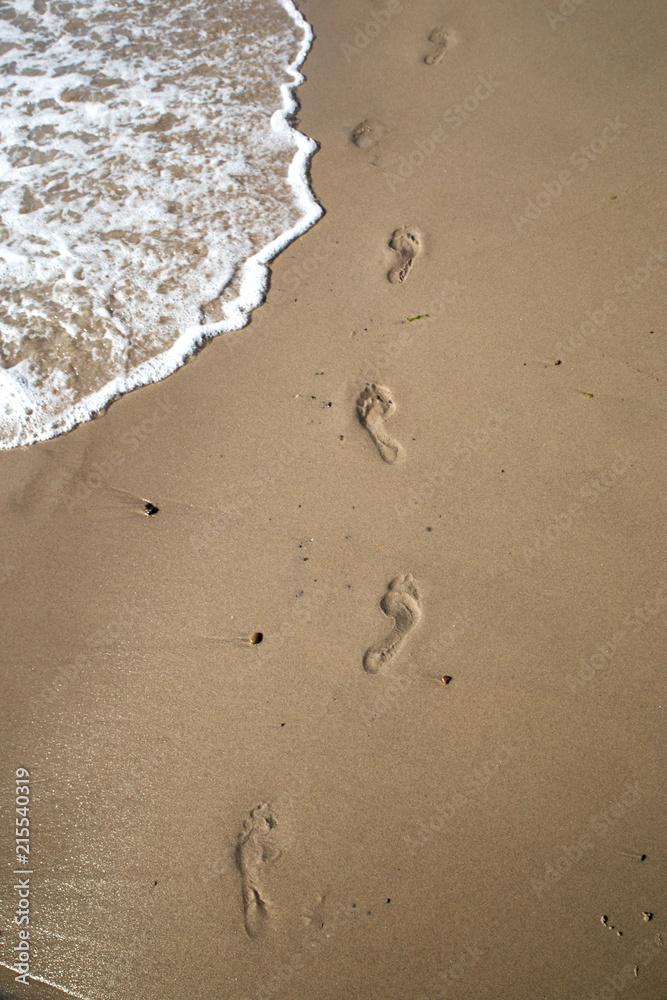 Fußspuren im Sand an Wasserkante Stock Photo | Adobe Stock
