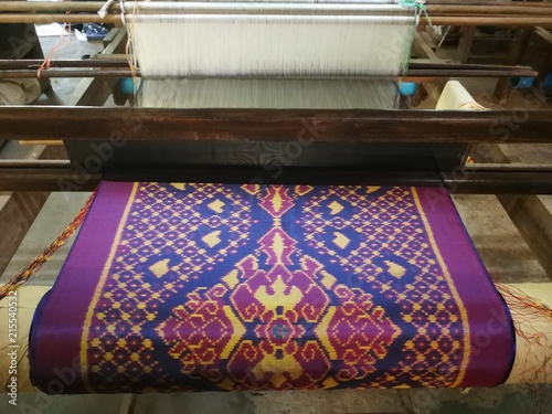 Foto Traditional silk weaving in Cambodia
