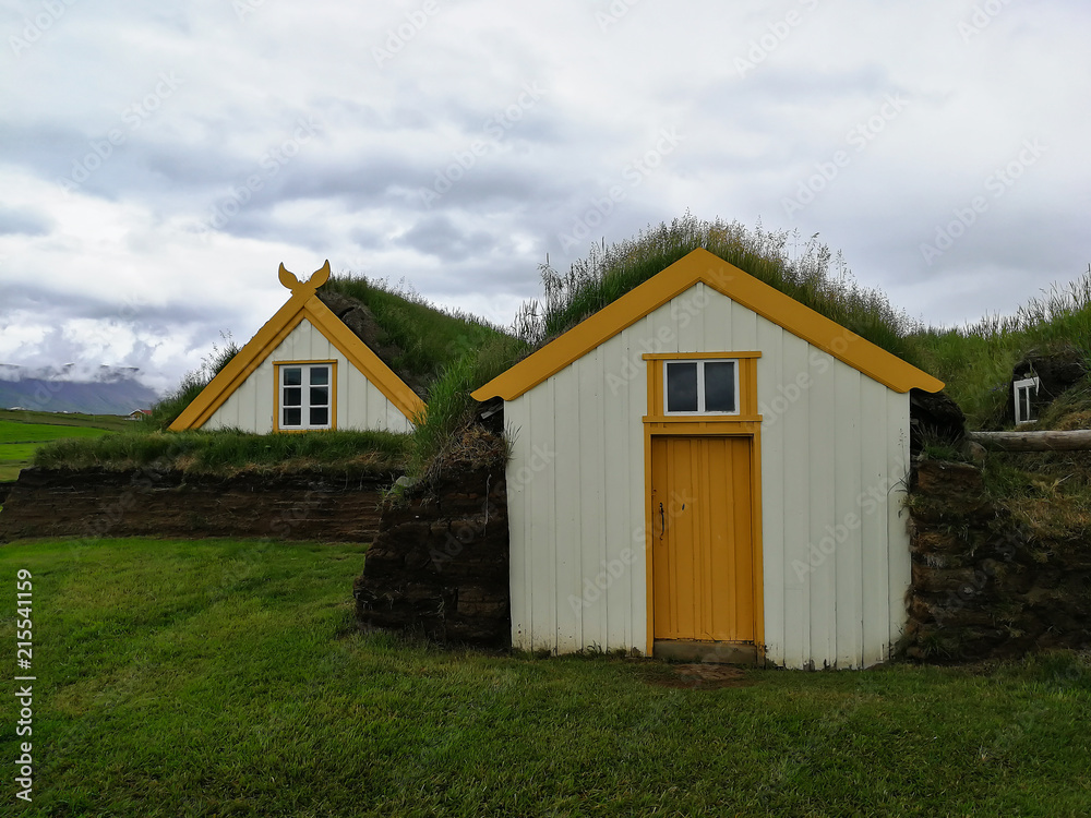 Glaumbaer, conjunto de casas em turfa datado de fins de 1800, que reproduzem um estilo de construção usado por séculos na Islândia
