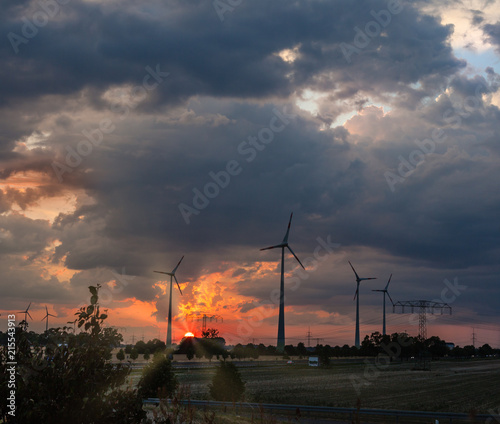 Windräder im Sonnenuntergang in Brandenburg