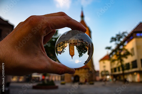 Der weiße Turm in Nürnberg ist eine beliebte Touristenattraktion und ein sehr belebter Platz