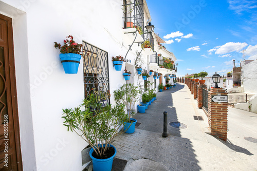 Fotografía façades de maisons blanches décorées pot de fleurs bleues 3