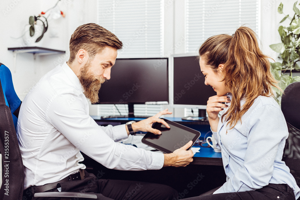 Obraz premium Collleagues in office working on digital tablet