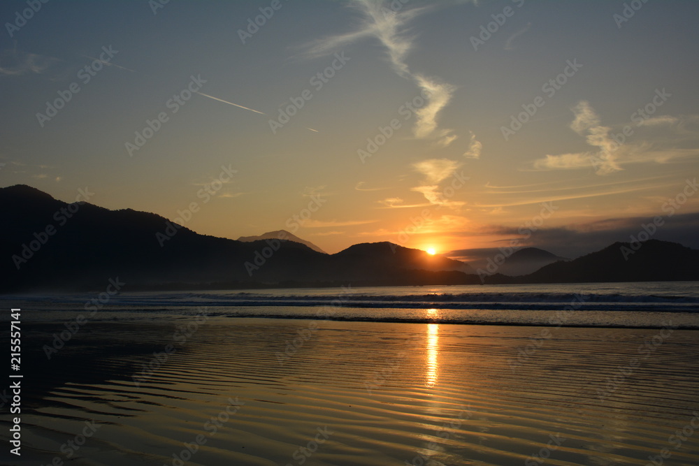 Obraz premium sunrise in Pereque Açu beach, Ubatuba, Brazil