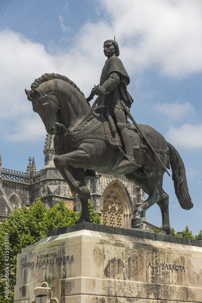 Obraz premium Statua Nuno Alvares Pereira na koniu w Batalha